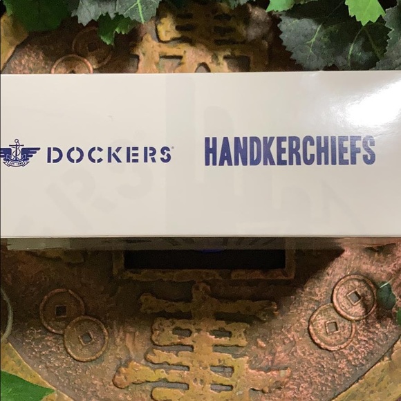 NIB Dockers handkerchief set - Picture 3 of 4